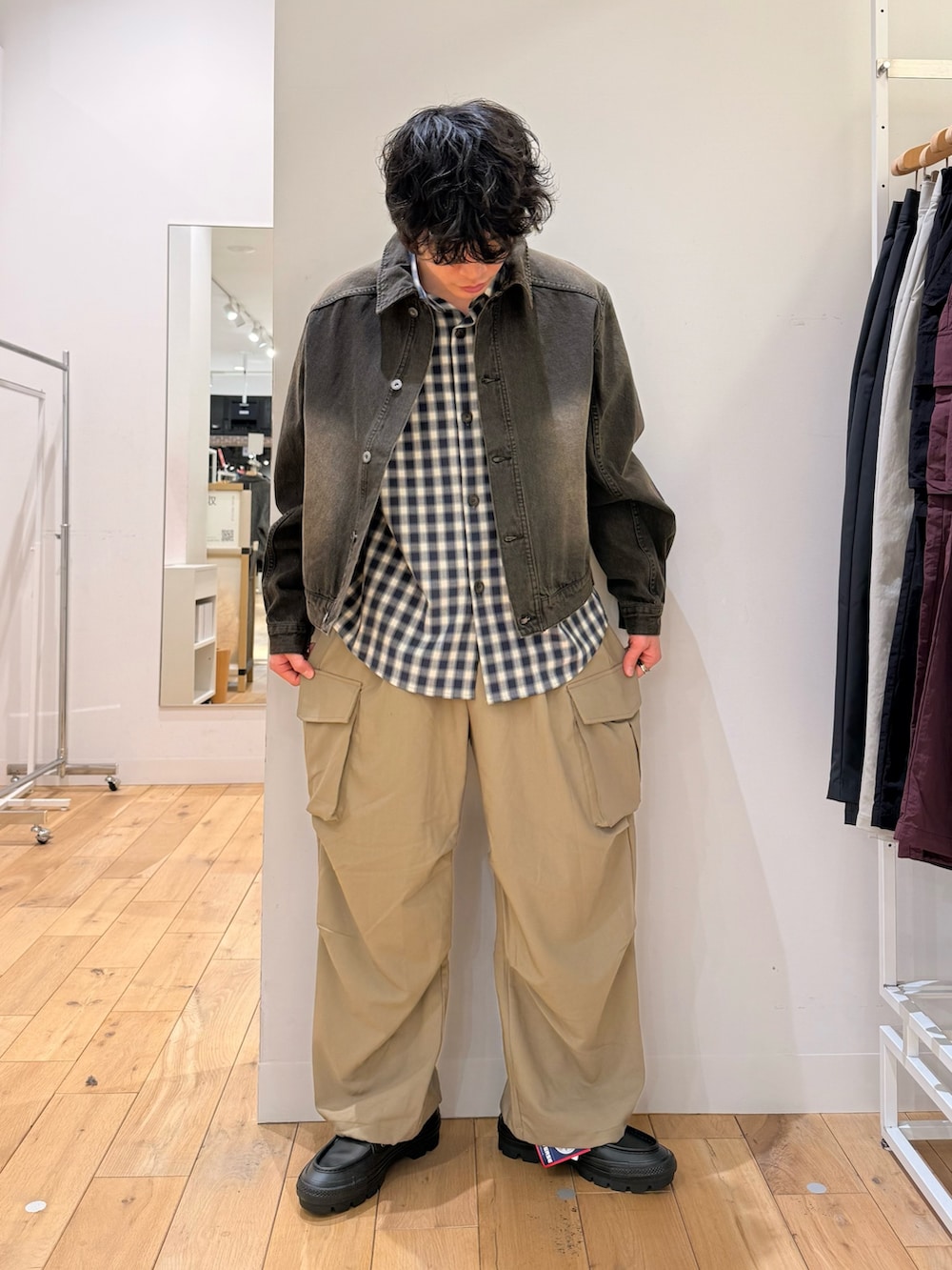 ブラック系のデニムジャケット、ブルー系のシャツ/ブラウス、ベージュ系のその他パンツを着用したメンズの冬コーディネートの3枚目の写真