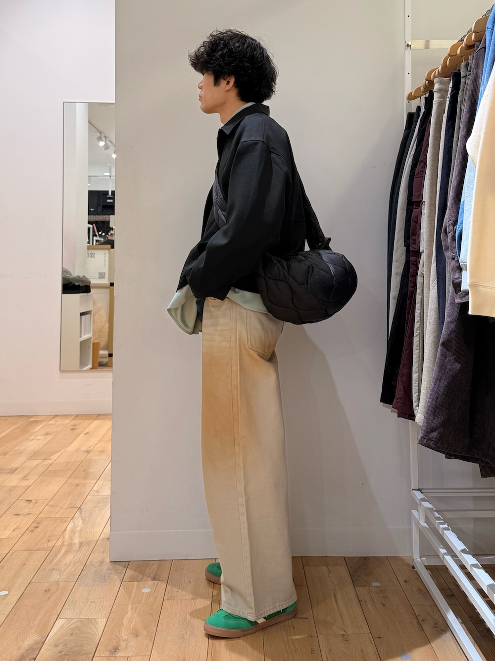ブラック系のブルゾン、グリーン系のシャツ/ブラウス、グリーン系のデニムパンツを着用したメンズの冬コーディネートの2枚目の写真