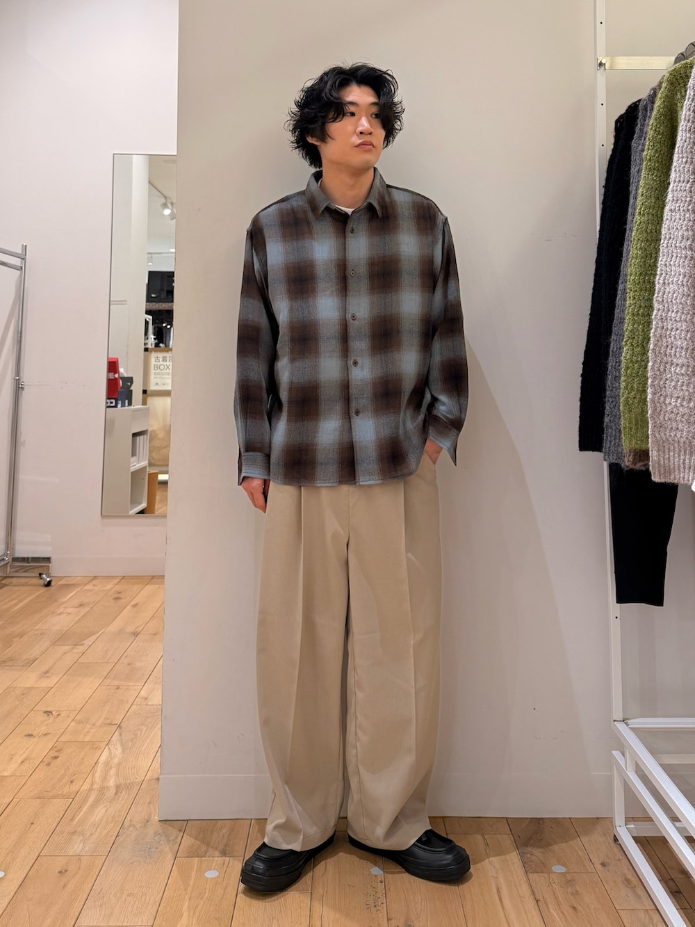 ブルー系のシャツ/ブラウス、ホワイト系のTシャツ/カットソー、ベージュ系のその他パンツを着用したメンズの春コーディネートの2枚目の写真