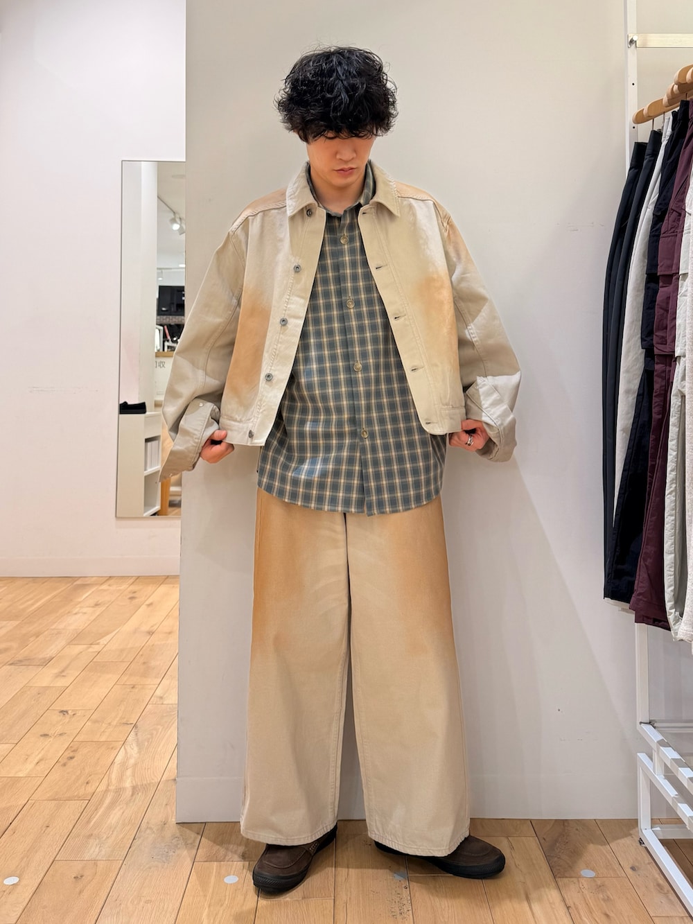 グリーン系のデニムジャケット、グリーン系のデニムパンツ、ブルー系のシャツ/ブラウスを着用したメンズの冬コーディネートの3枚目の写真