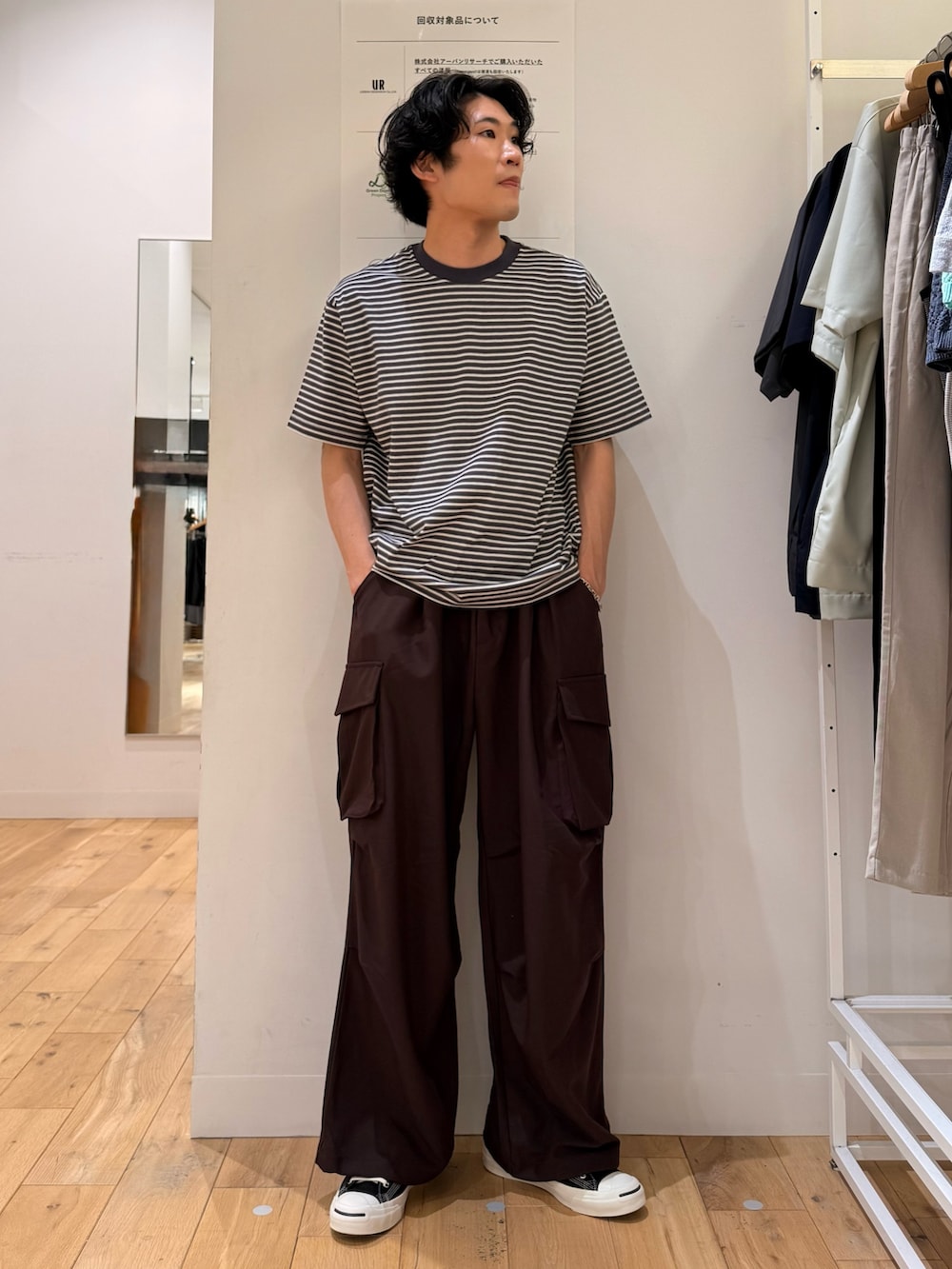ブラウン系のその他パンツ、パープル系のTシャツ/カットソー、ブラック系のスニーカーを着用したメンズの夏コーディネートの2枚目の写真