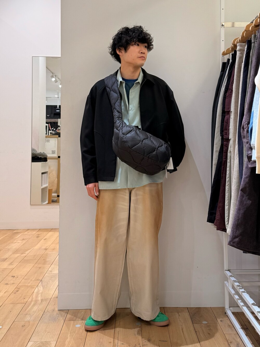 ブラック系のブルゾン、グリーン系のシャツ/ブラウス、グリーン系のデニムパンツを着用したメンズの冬コーディネートの4枚目の写真