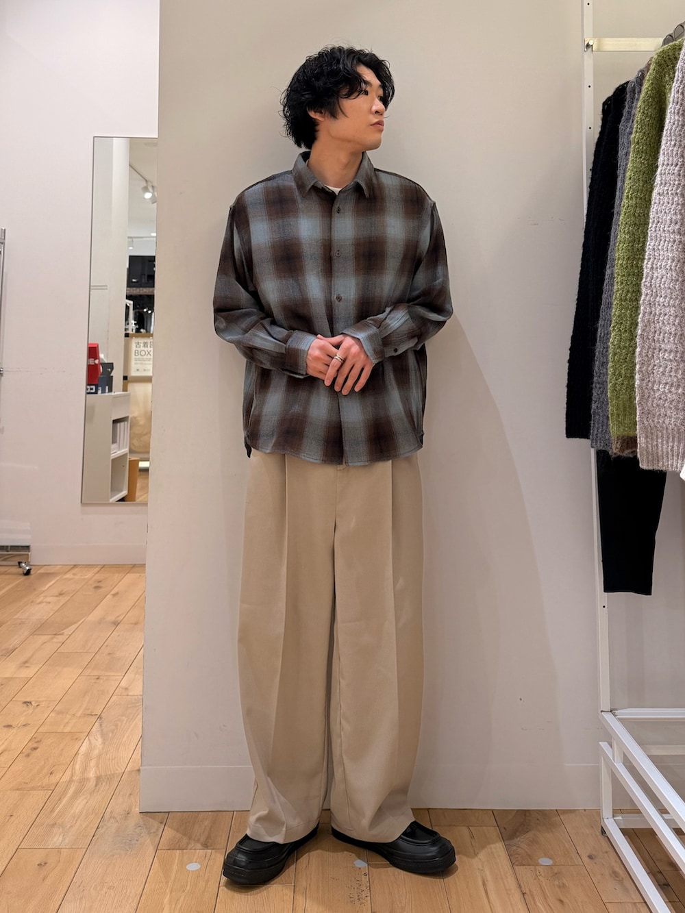 ブルー系のシャツ/ブラウス、ホワイト系のTシャツ/カットソー、ベージュ系のその他パンツを着用したメンズの春コーディネートの3枚目の写真