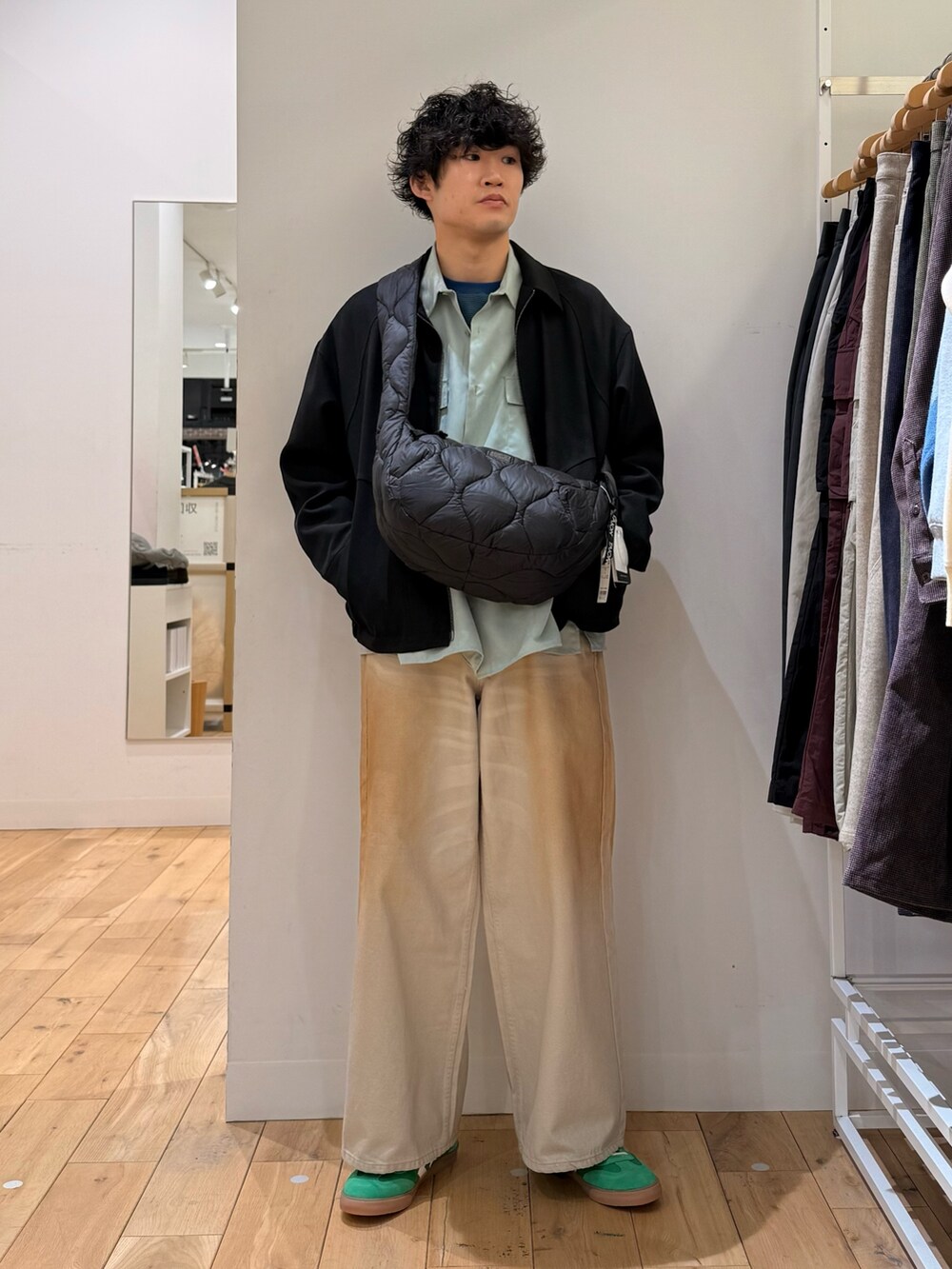 ブラック系のブルゾン、グリーン系のシャツ/ブラウス、グリーン系のデニムパンツを着用したメンズの冬コーディネートの3枚目の写真