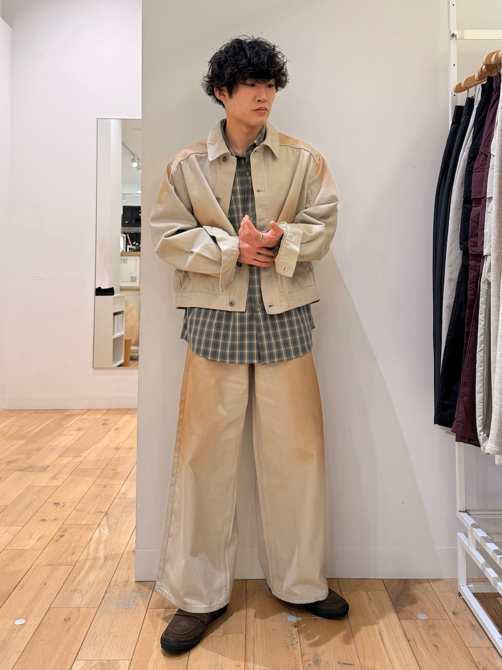 グリーン系のデニムジャケット、グリーン系のデニムパンツ、ブルー系のシャツ/ブラウスを着用したメンズの冬コーディネートの2枚目の写真