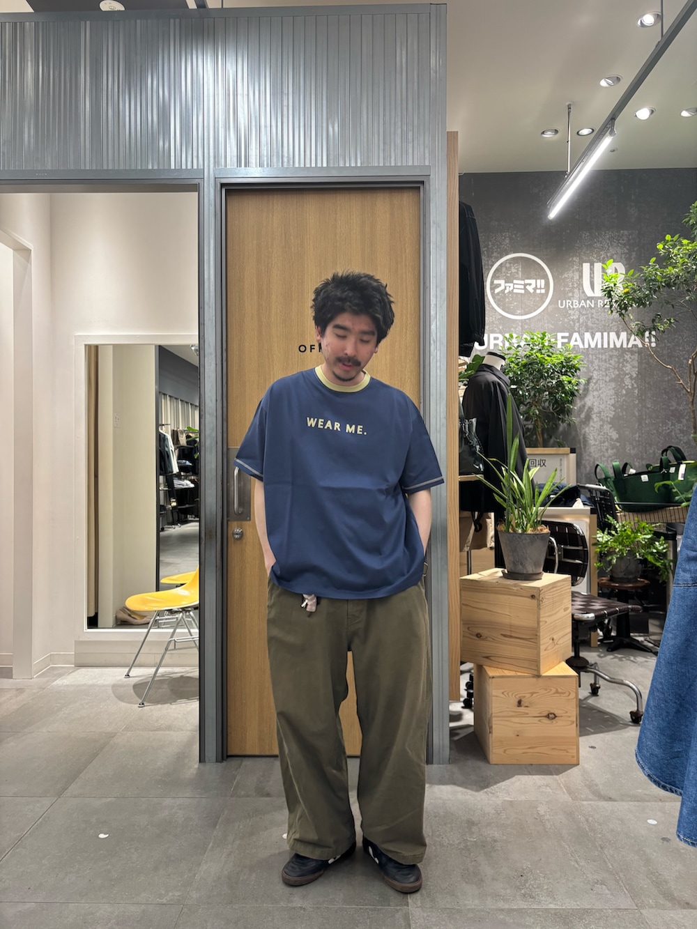 ブルー系のTシャツ/カットソーを着用したメンズの春コーディネートの2枚目の写真