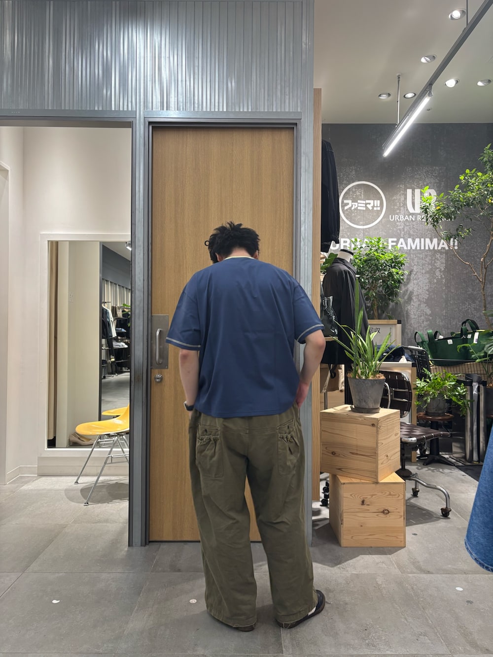 ブルー系のTシャツ/カットソーを着用したメンズの春コーディネートの3枚目の写真