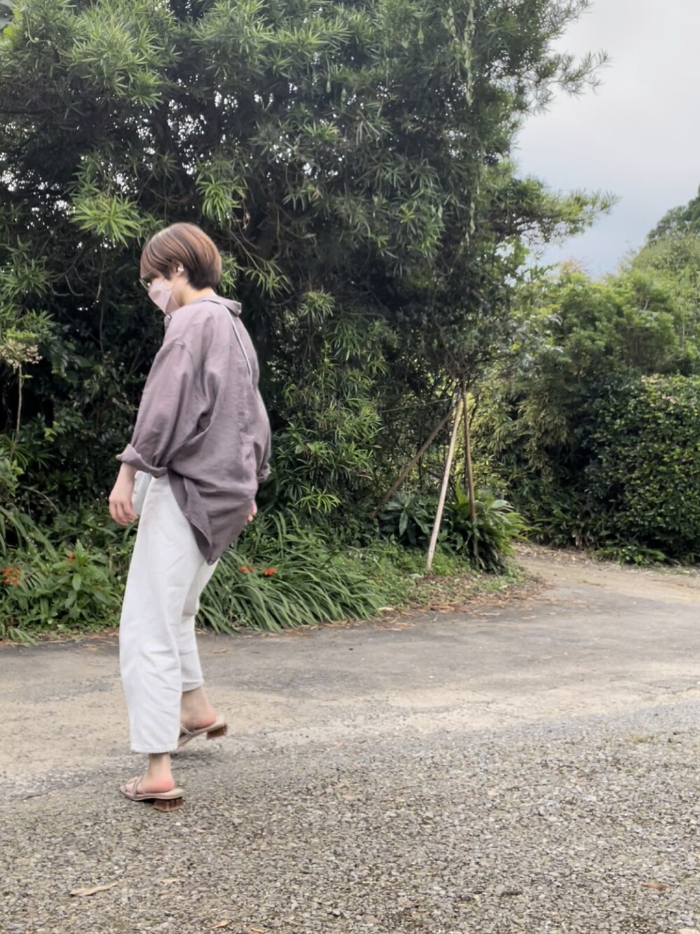 ホワイト系のサンダル、ホワイト系のデニムパンツ、グレー系のシャツ/ブラウスを着用したレディースの夏コーディネートの2枚目の写真