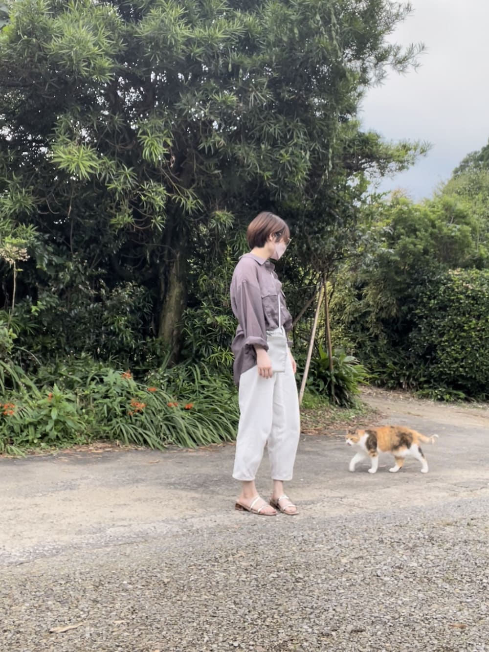 ホワイト系のサンダル、ホワイト系のデニムパンツ、グレー系のシャツ/ブラウスを着用したレディースの夏コーディネートの3枚目の写真