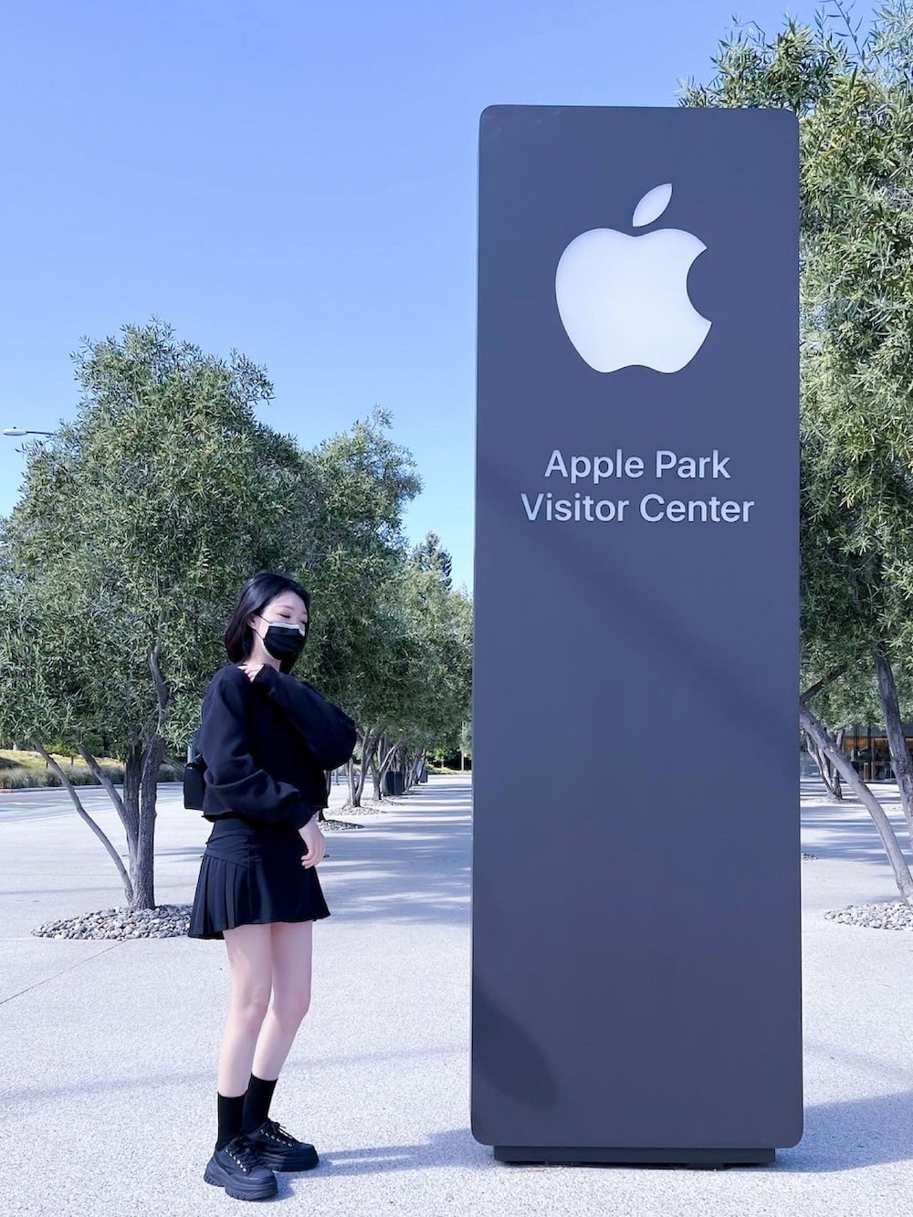 ブラック系のスカート、ブラック系のスニーカー、グレー系のショルダーバッグを着用したレディースの冬コーディネートの2枚目の写真