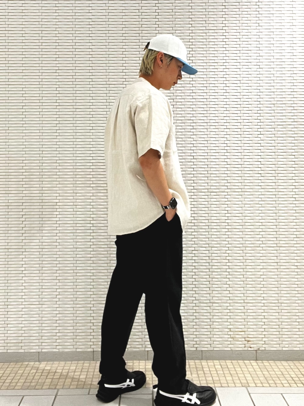 ホワイト系のシャツ/ブラウス、ブルー系のその他パンツ、ホワイト系のキャップを着用したメンズの春コーディネートの3枚目の写真