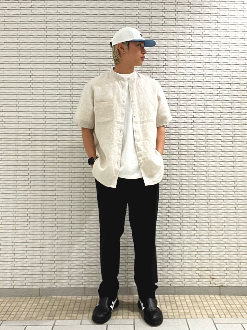 ホワイト系のシャツ/ブラウス、ブルー系のその他パンツ、ホワイト系のキャップを着用したメンズの春コーディネートの2枚目の写真