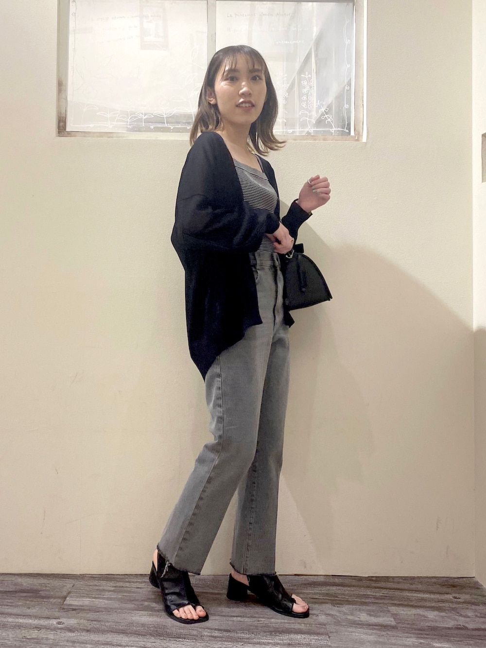 「大人カジュアル、大人女子、春コーデ、カジュアルコーデ、ワントーンコーデ、ブラックコーデ、デニム、カーディガン、キャミソール、mysty woman」｜「mysty womanのフラップワンハンドルバッグ 285689（ショルダーバッグ、ブラック系）」を使った、あくるんさん（レディース・156cm）の春コーディネートの4枚目の写真