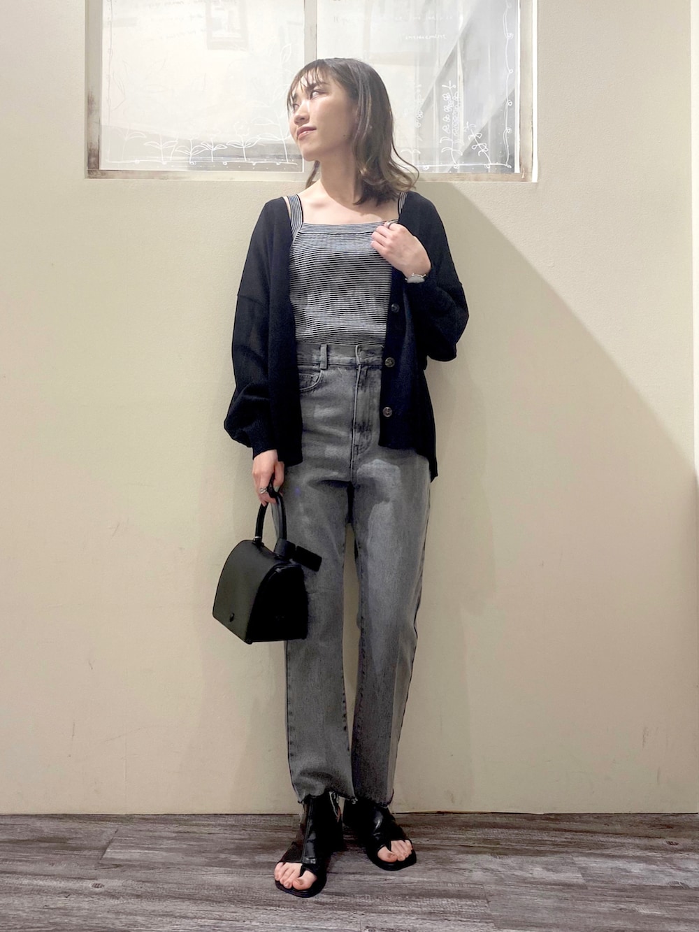 「大人カジュアル、大人女子、春コーデ、カジュアルコーデ、ワントーンコーデ、ブラックコーデ、デニム、カーディガン、キャミソール、mysty woman」｜「mysty womanのフラップワンハンドルバッグ 285689（ショルダーバッグ、ブラック系）」を使った、あくるんさん（レディース・156cm）の春コーディネートの2枚目の写真