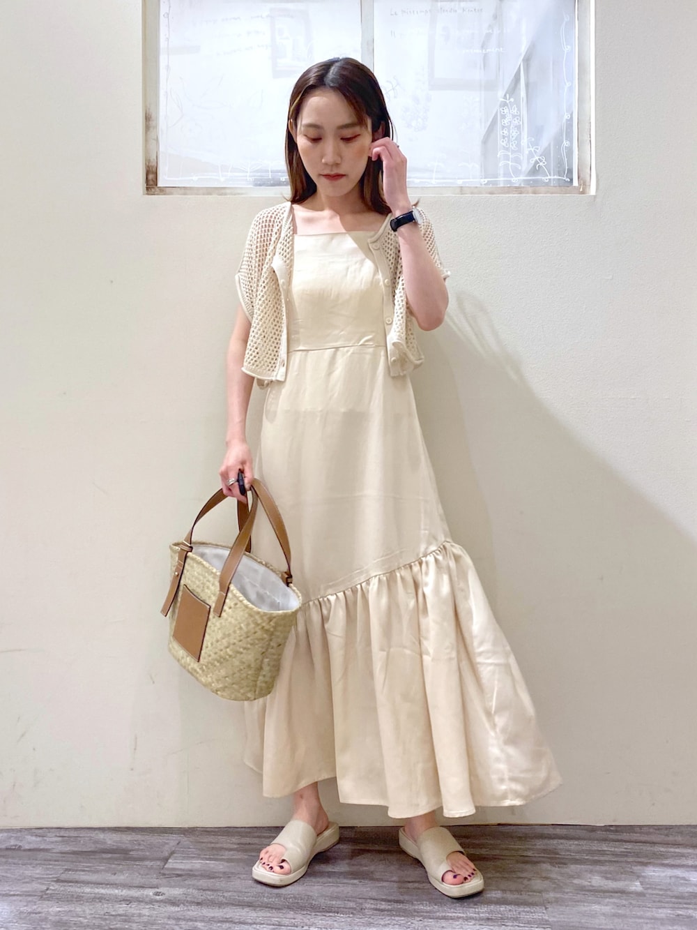 「シンプルコーデ、ワンピース、キャミワンピ、メッシュ、かごバッグ、サンダル、mysty woman、淡色コーデ、ワントーンコーデ、ベージュコーデ」｜「mysty womanのメッシュトップス2Pキャミワンピース 297283（ワンピース、ベージュ系）」を使った、あくるんさん（レディース・156cm）の夏コーディネートの3枚目の写真
