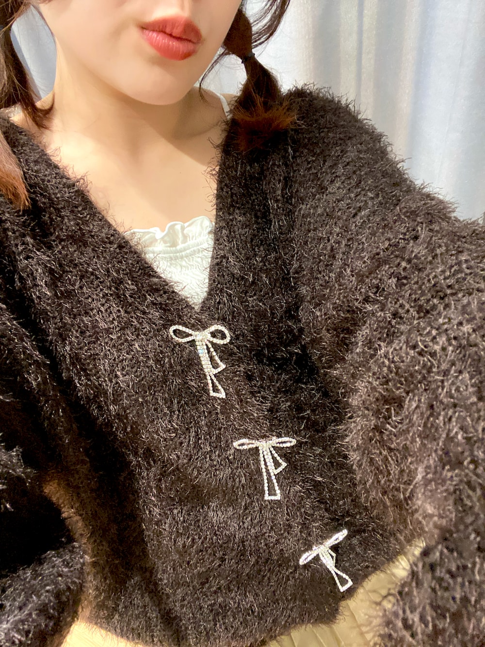 ブラウン系のカーディガン/ボレロ、ベージュ系のスカート、ホワイト系のショルダーバッグを着用したレディースの秋コーディネートの5枚目の写真