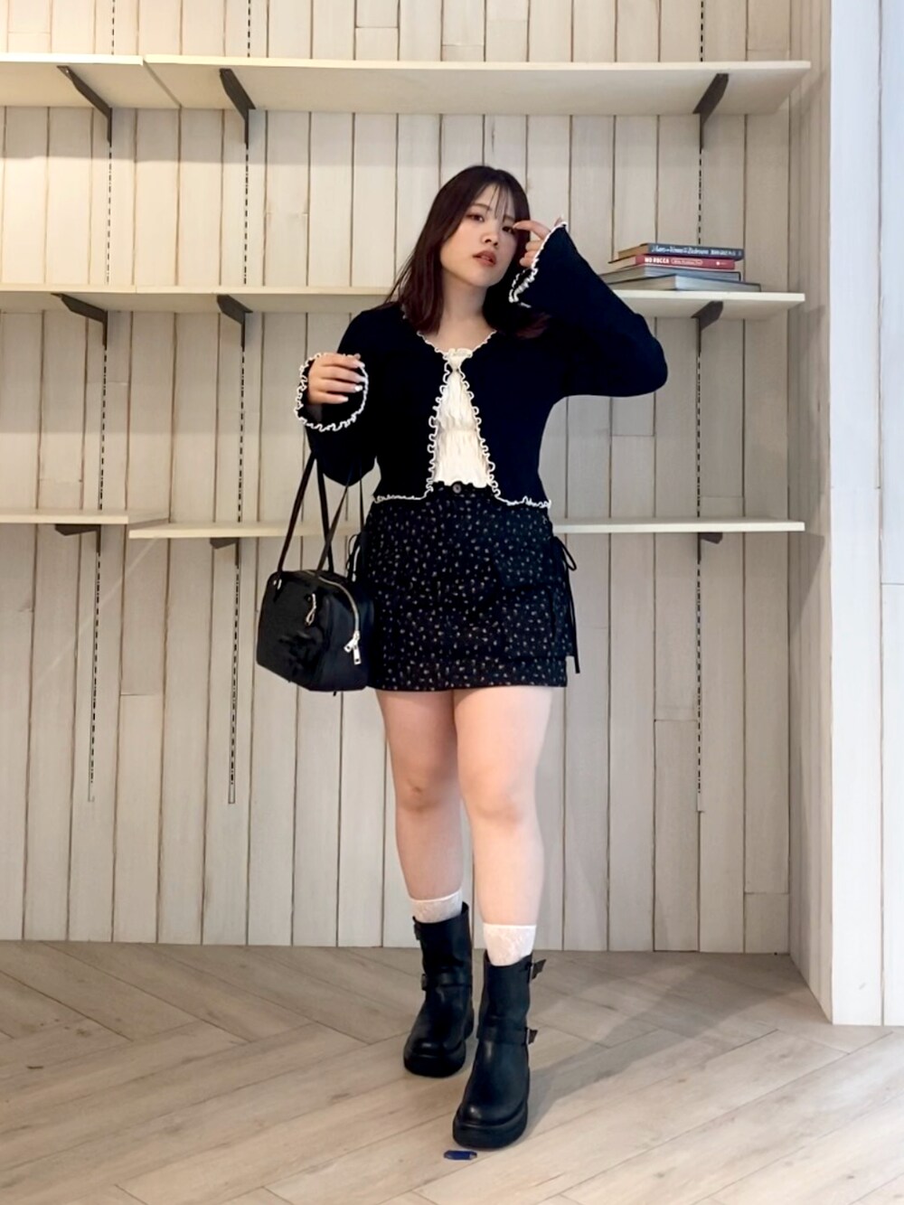 ブラック系のカーディガン/ボレロ、ホワイト系のキャミソール、その他のスカートを着用したレディースの秋コーディネートの2枚目の写真