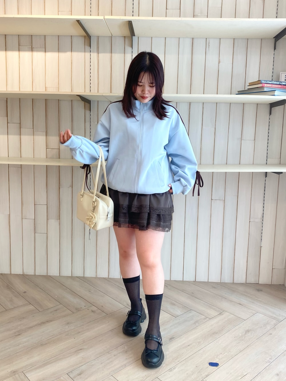 「パステルカラー、オトナカジュアル、オトナ女子、大人かわいい、初秋コーデ、秋服コーデ、骨格ウェーブ、イエベ春、低身長コーデ、プチプラ、ブルーコーデ、韓国っぽ、ゆるシルエット、パーカーコーデ、トラックジャケット」｜「OLIVE des OLIVEの袖リボントラックジャケット（ジャージ、ブルー系）」を使った、ainoさん（骨格ウェーブ・レディース・155cm）の秋コーディネートの2枚目の写真