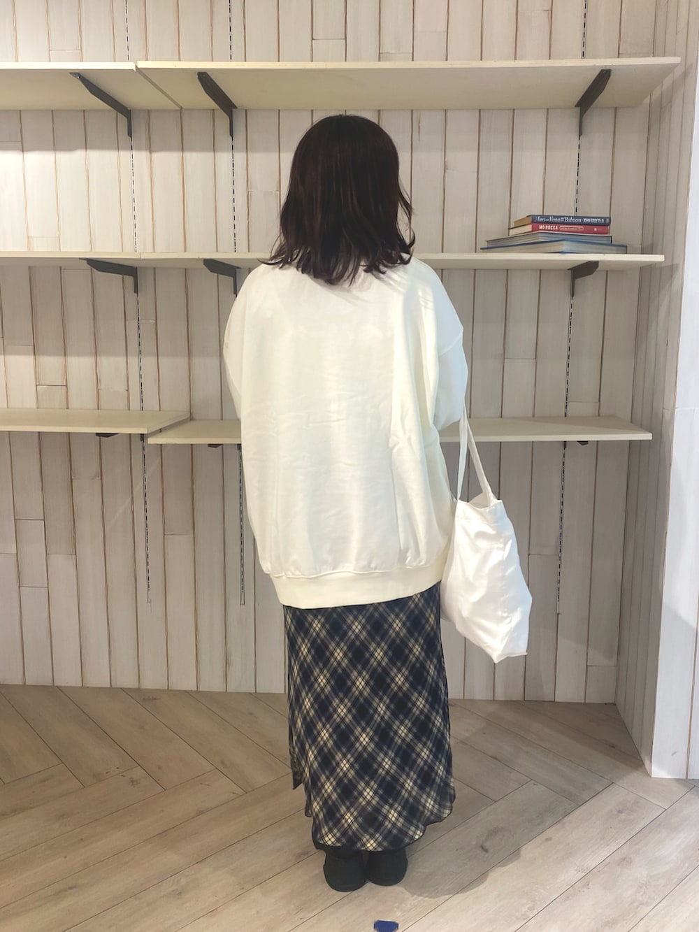 ホワイト系のTシャツ/カットソー、ブルー系のスカートを着用したレディースの秋コーディネートの2枚目の写真