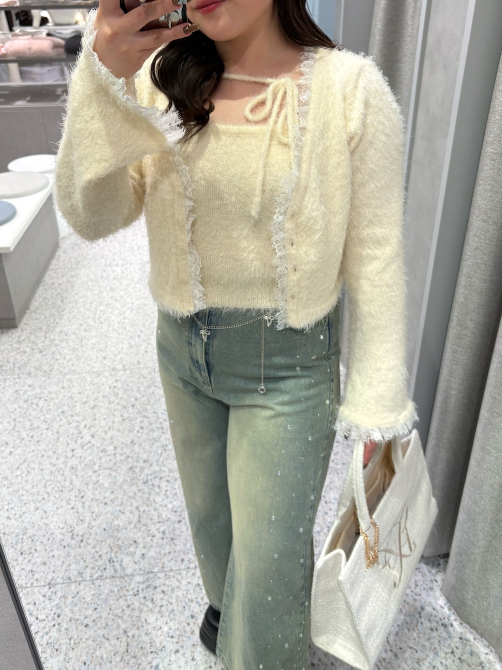 イエロー系のカーディガン/ボレロ、イエロー系のキャミソール、ブルー系のその他パンツを着用したレディースの冬コーディネートの2枚目の写真