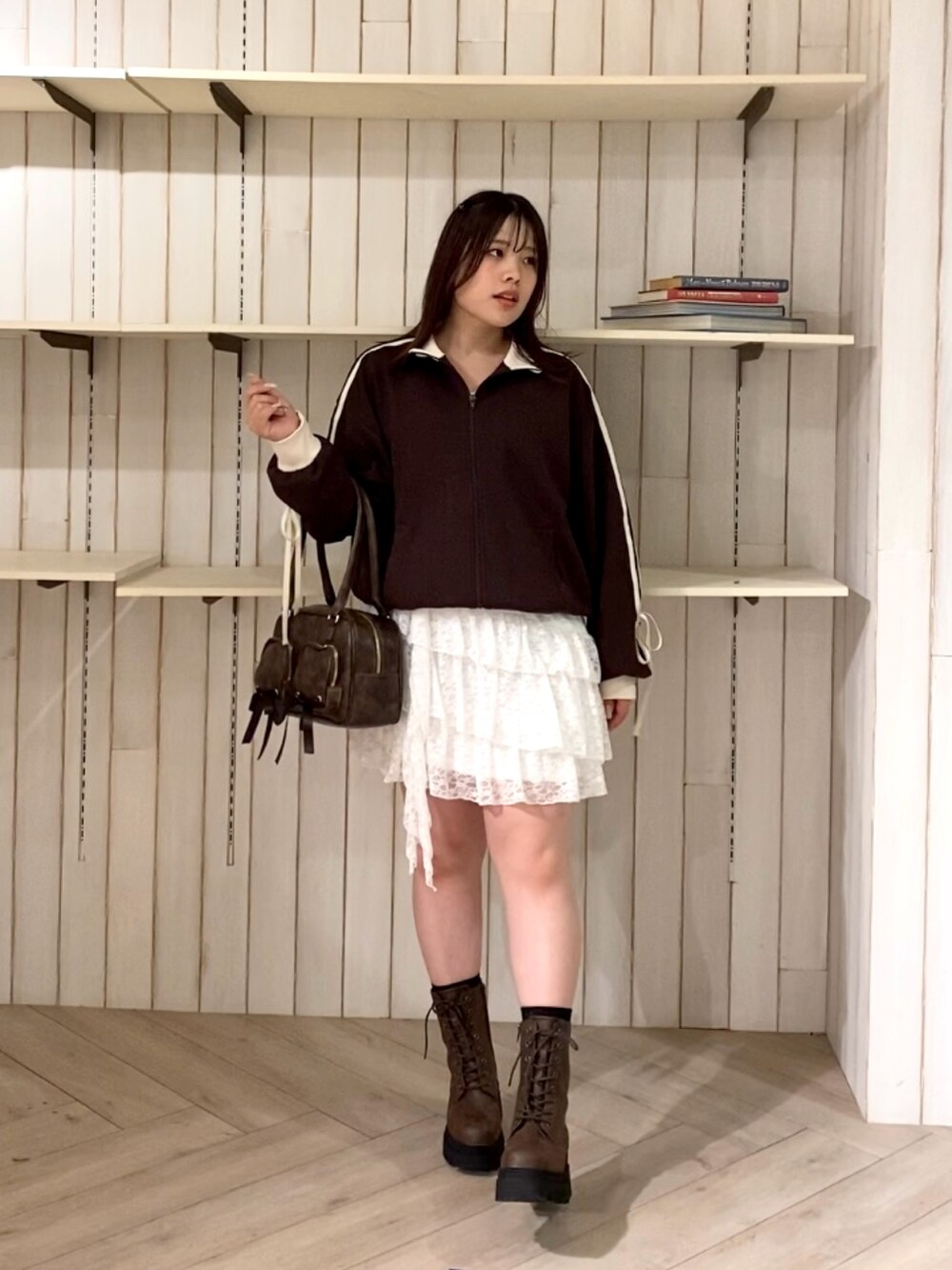 ブラウン系のジャージ、ホワイト系のワンピース、ブラウン系のショルダーバッグを着用したレディースの秋コーディネートの2枚目の写真