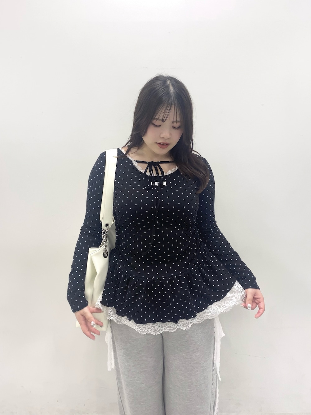 ブラック系のTシャツ/カットソー、グレー系のスウェットパンツ、ブラック系のローファーを着用したレディースの夏コーディネートの2枚目の写真