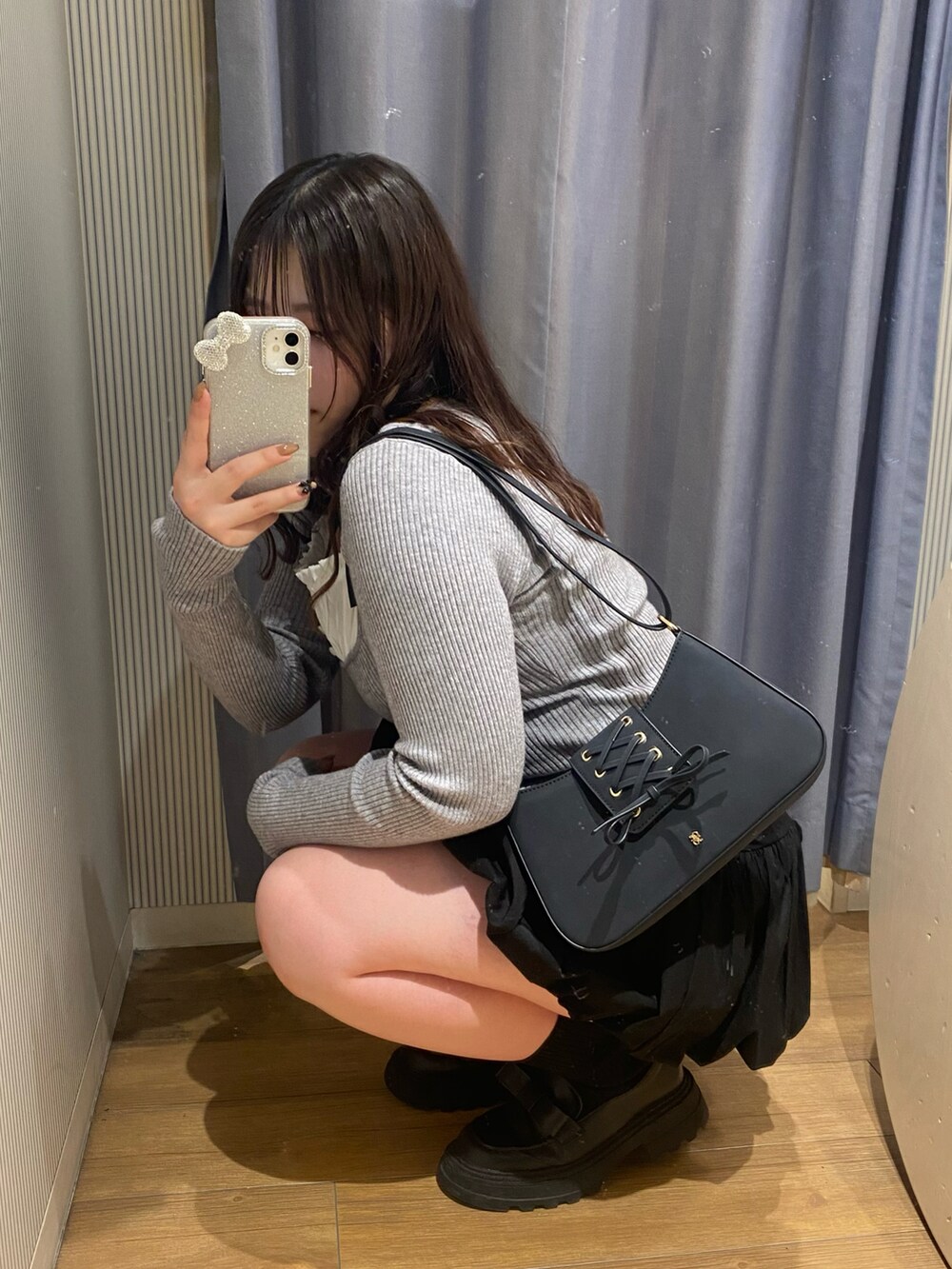 グレー系のニット/セーター、ブラック系のその他シューズ、ブラック系のショルダーバッグを着用したレディースの冬コーディネートの4枚目の写真
