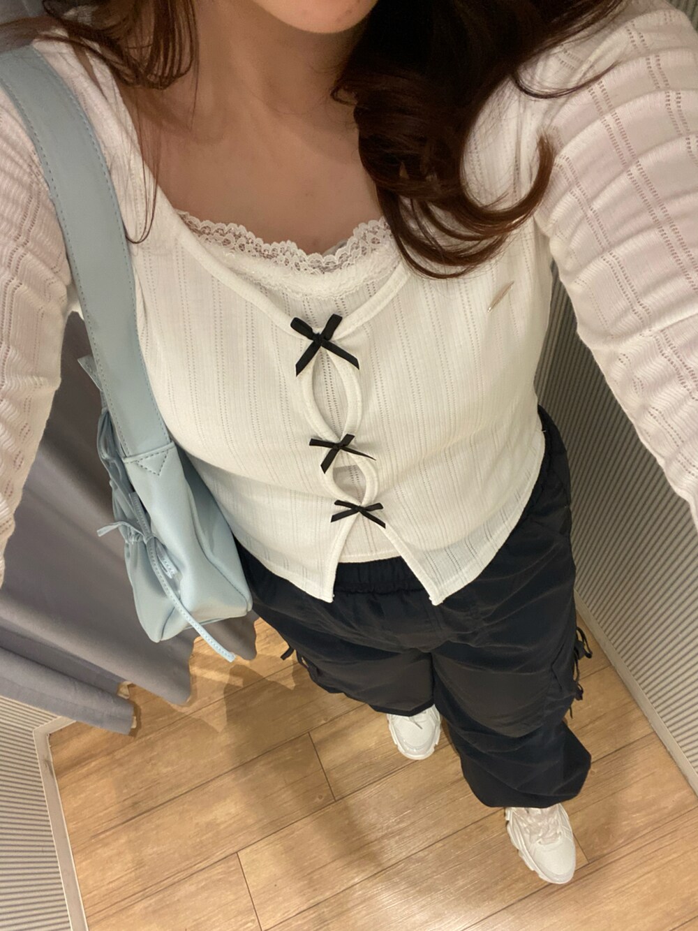 ホワイト系のTシャツ/カットソー、ブルー系のショルダーバッグ、ブルー系のカーゴパンツを着用したレディースの春コーディネートの2枚目の写真