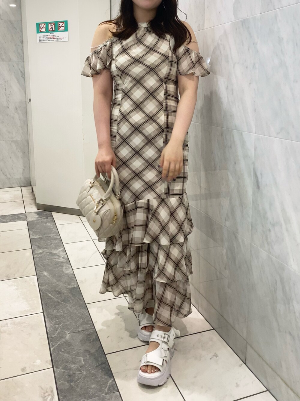 その他のワンピース、ベージュ系のボストンバッグを着用したレディースの夏コーディネートの2枚目の写真