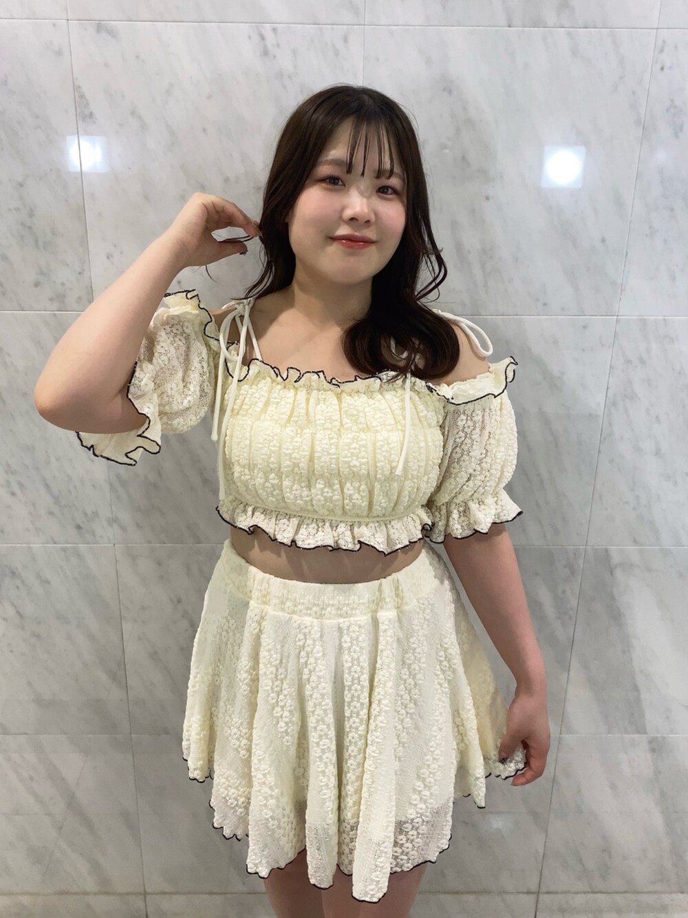 ホワイト系の水着を着用したレディースの夏コーディネートの2枚目の写真