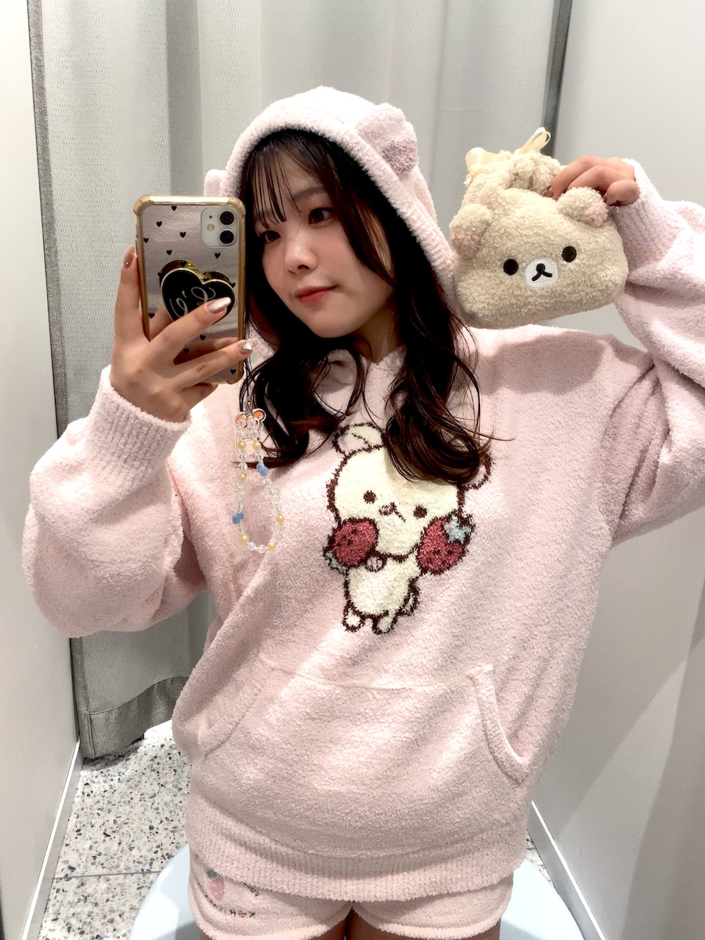 ホワイト系のトートバッグ、ピンク系のルームウェア/パジャマ、ホワイト系のポーチを着用したレディースの秋コーディネートの2枚目の写真