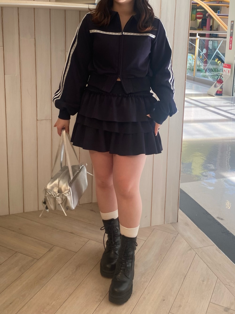 「春服コーデ、カジュアルスタイル、ラフコーデ、カジュアルガーリー、大人かわいい、セットアップ、ネイビー、トラックジャケット、フリルスカート、ミニスカート」｜「OLIVE des OLIVEの【上下２点セット】トラックジャケットセットアップ（ワンピース、ブルー系）」を使った、ainoさん（レディース・155cm）の冬コーディネートの2枚目の写真
