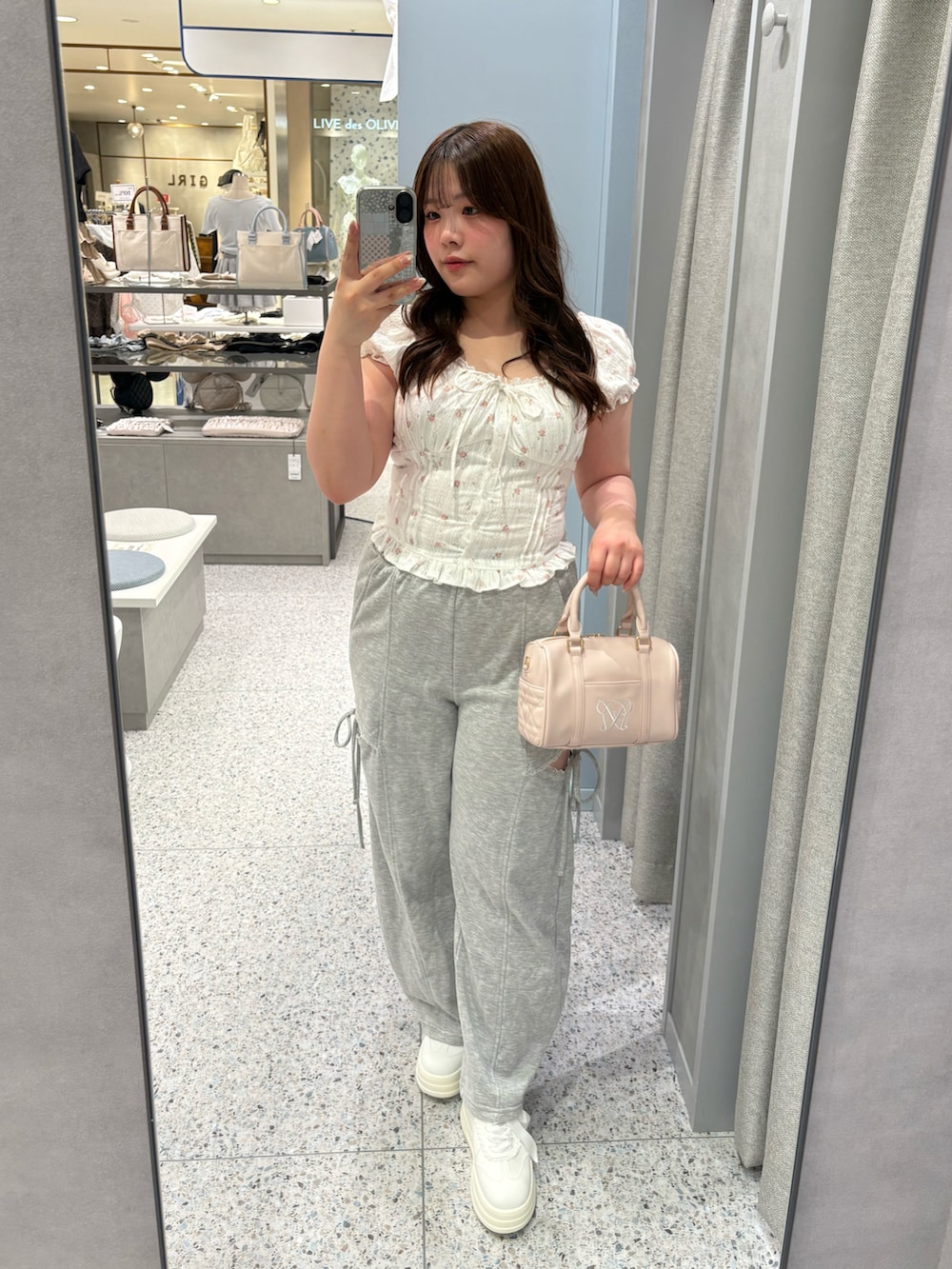 ホワイト系のシャツ/ブラウス、グレー系のスウェットパンツ、ピンク系のボストンバッグを着用したレディースの春コーディネートの2枚目の写真