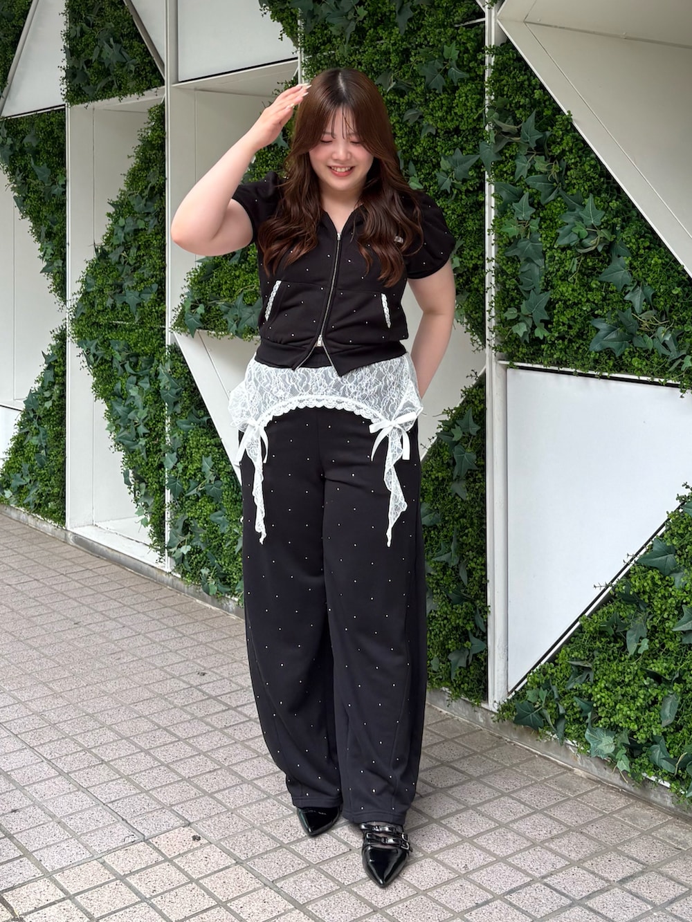 グレー系のキャミソール、ブラック系のパーカー、ブラック系のその他パンツを着用したレディースの夏コーディネートの2枚目の写真