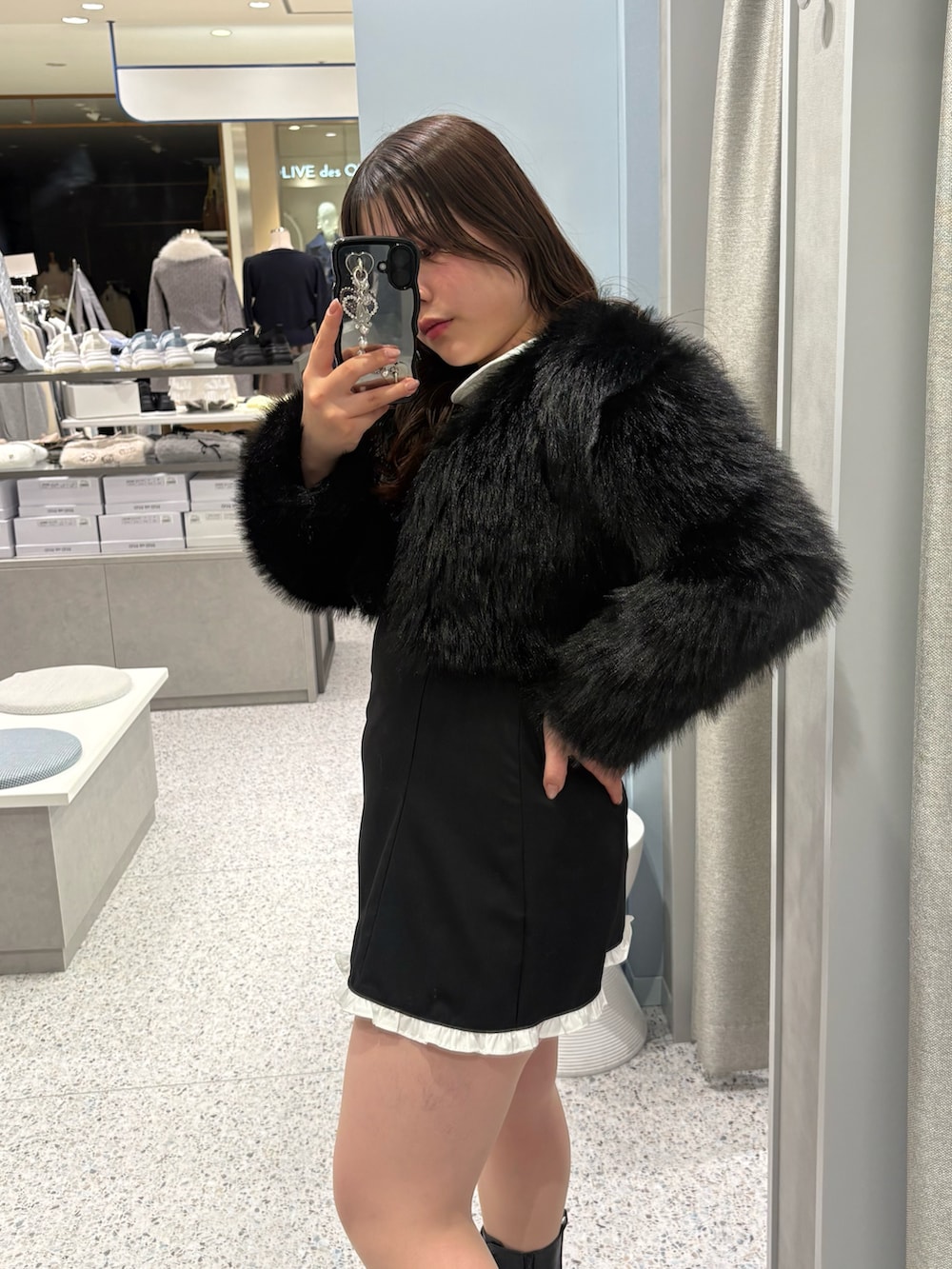 ブラック系のドレス、ブラック系のその他アウターを着用したレディースの冬コーディネートの2枚目の写真