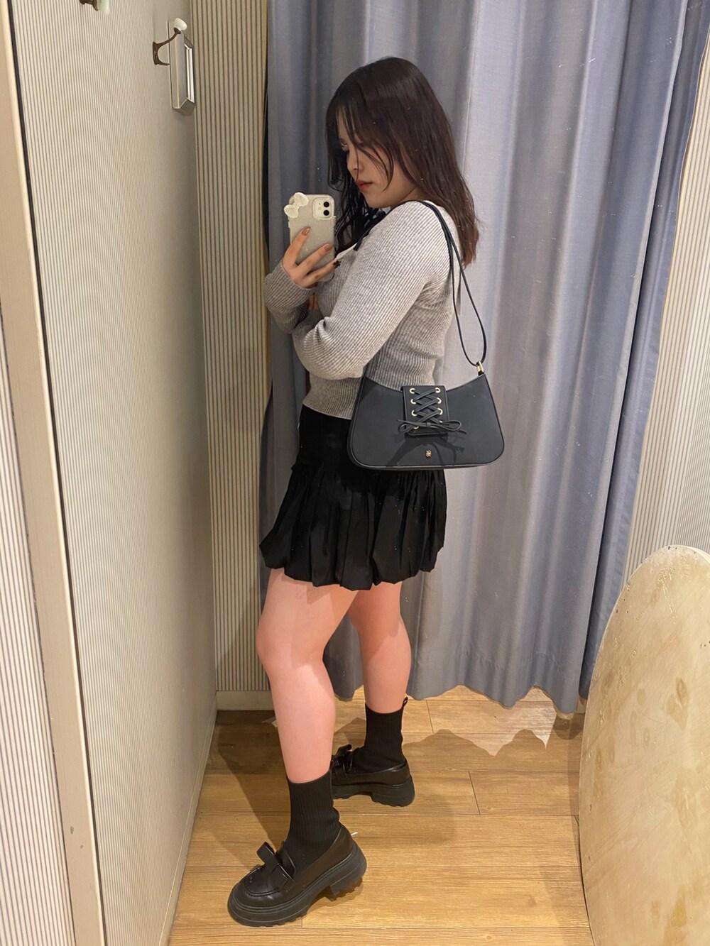 グレー系のニット/セーター、ブラック系のその他シューズ、ブラック系のショルダーバッグを着用したレディースの冬コーディネートの2枚目の写真