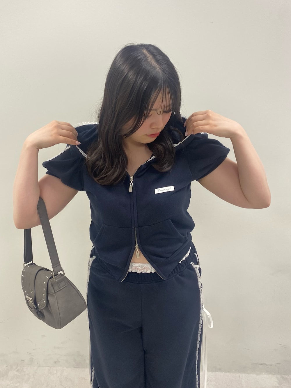 ブルー系のパーカー、ブルー系のスウェットパンツ、ブラック系のサンダルを着用したレディースの夏コーディネートの3枚目の写真