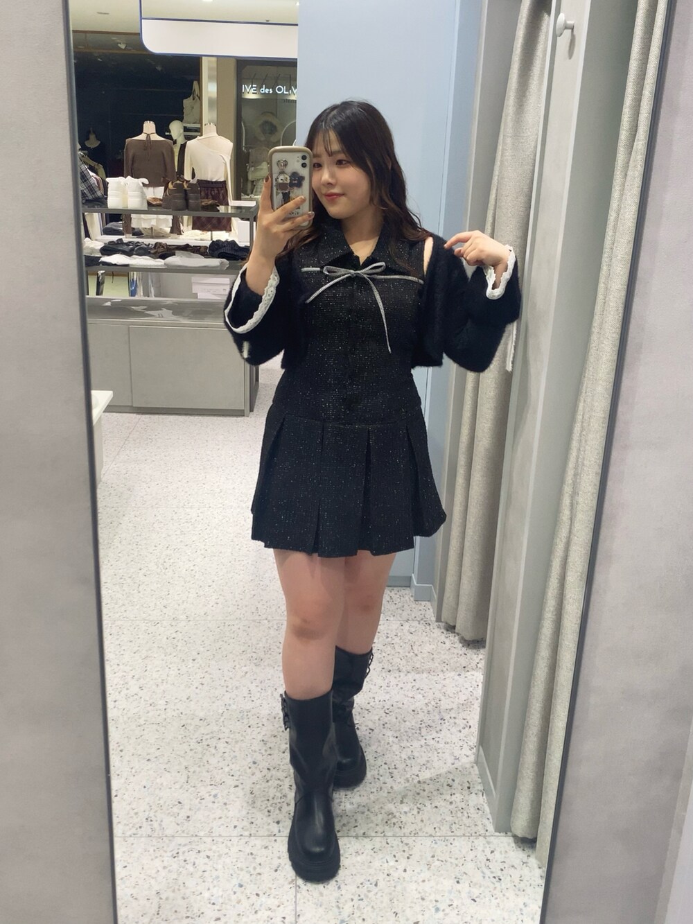 ブラック系のワンピースを着用したレディースの秋コーディネートの2枚目の写真