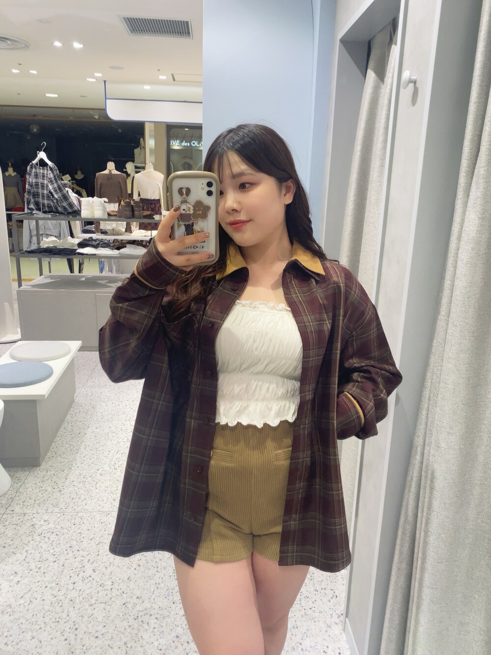 レッド系のシャツ/ブラウス、イエロー系のその他パンツ、ブラック系のブーツを着用したレディースの秋コーディネートの2枚目の写真