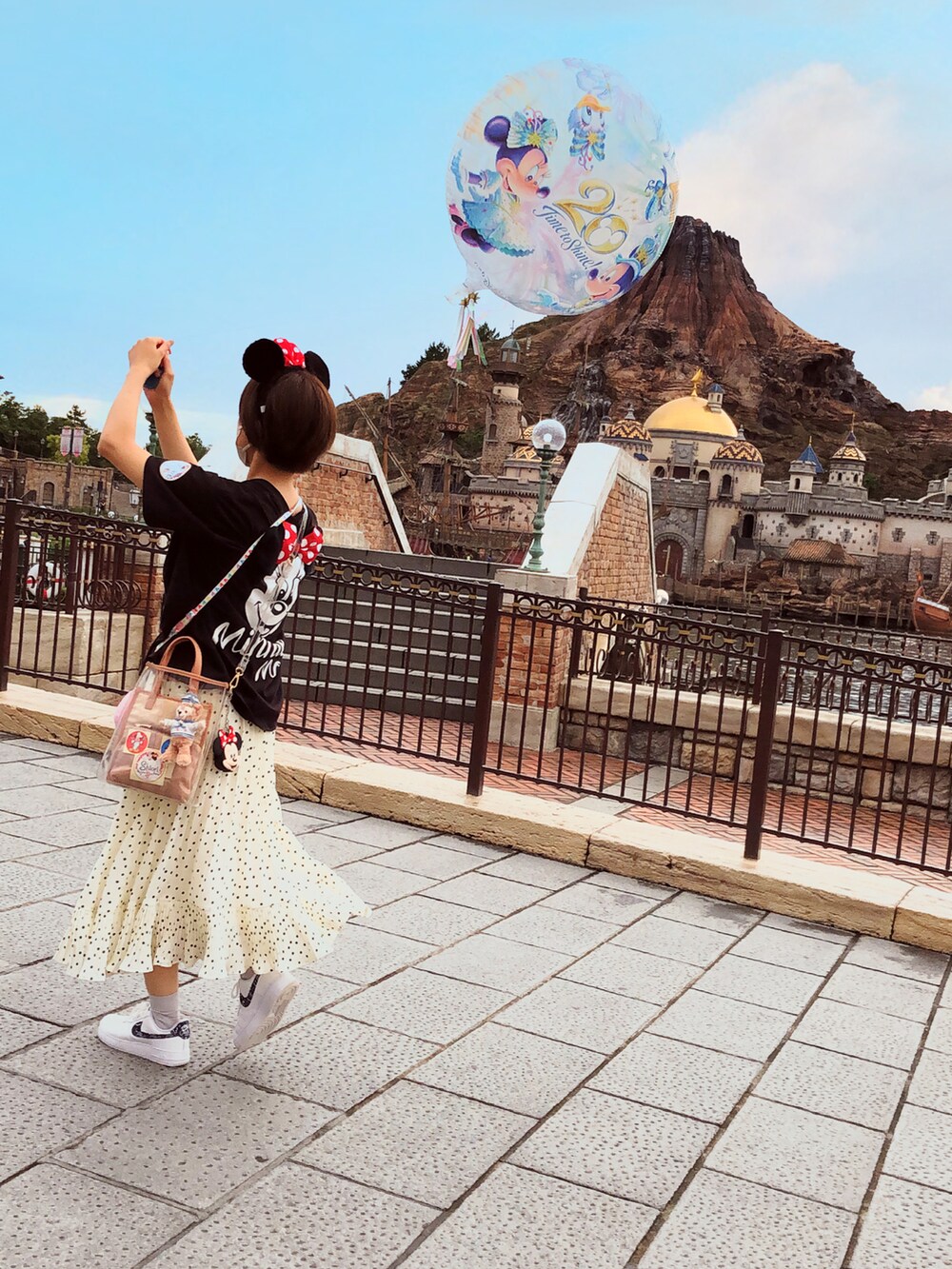 ブラック系のTシャツ/カットソー、その他のスカート、ホワイト系のスニーカーを着用したレディースの夏コーディネートの2枚目の写真