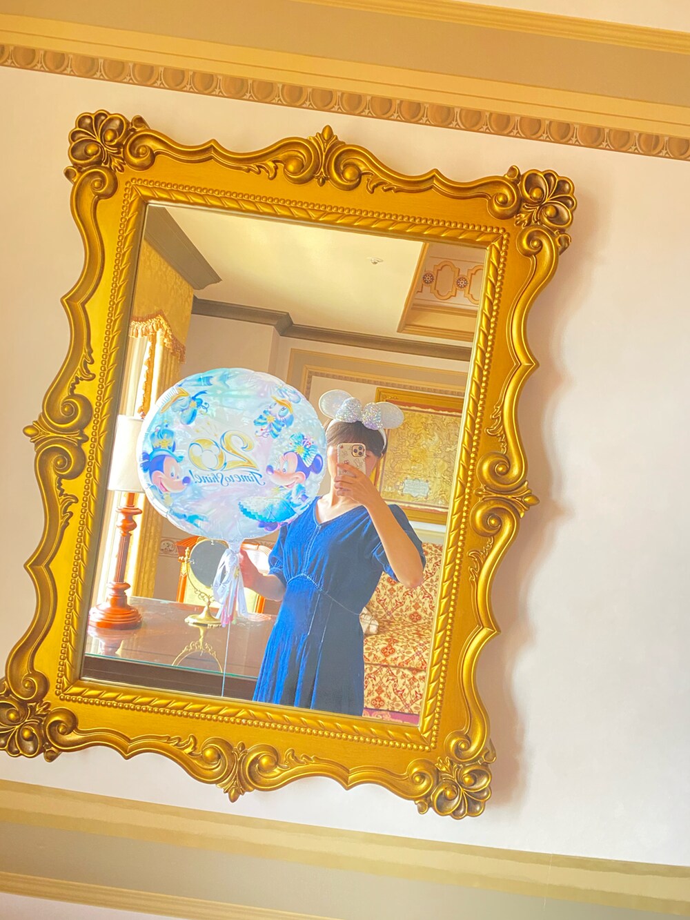 ブルー系のワンピース、ホワイト系のスニーカー、ベージュ系のショルダーバッグを着用したレディースの夏コーディネートの3枚目の写真