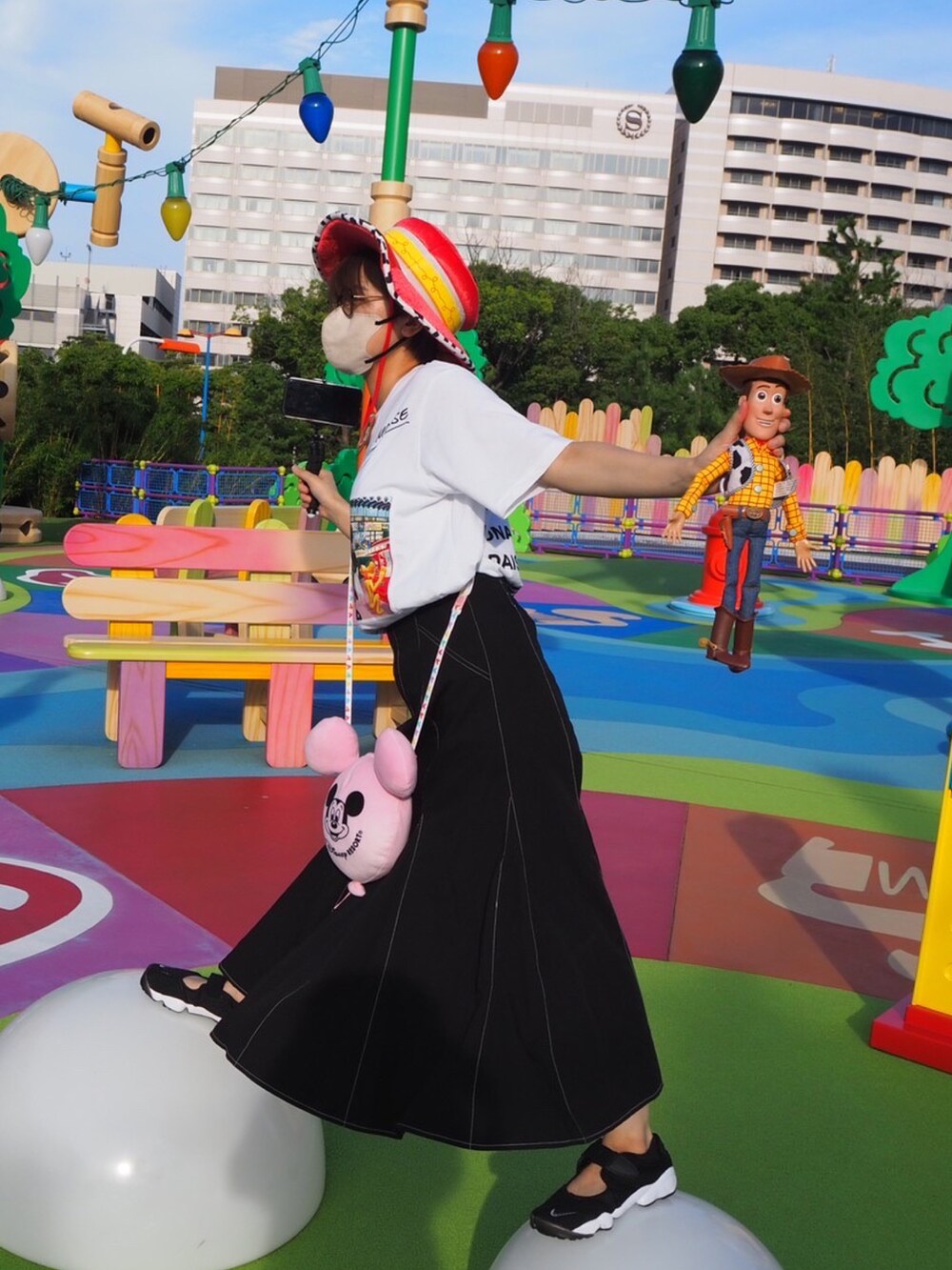 ブラック系のサンダル、ブラック系のスカートを着用したレディースの夏コーディネートの5枚目の写真