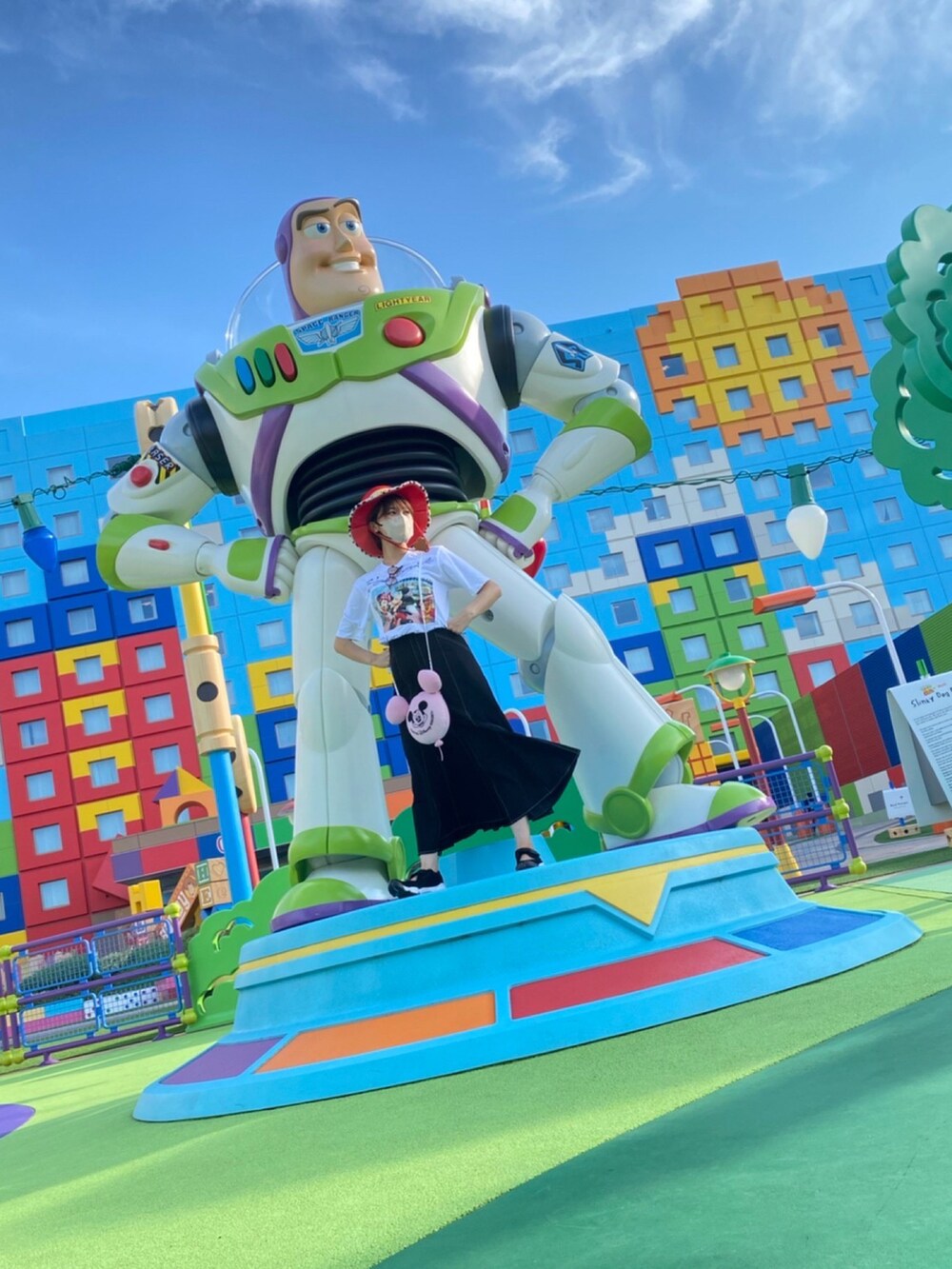 ブラック系のサンダル、ブラック系のスカートを着用したレディースの夏コーディネートの3枚目の写真