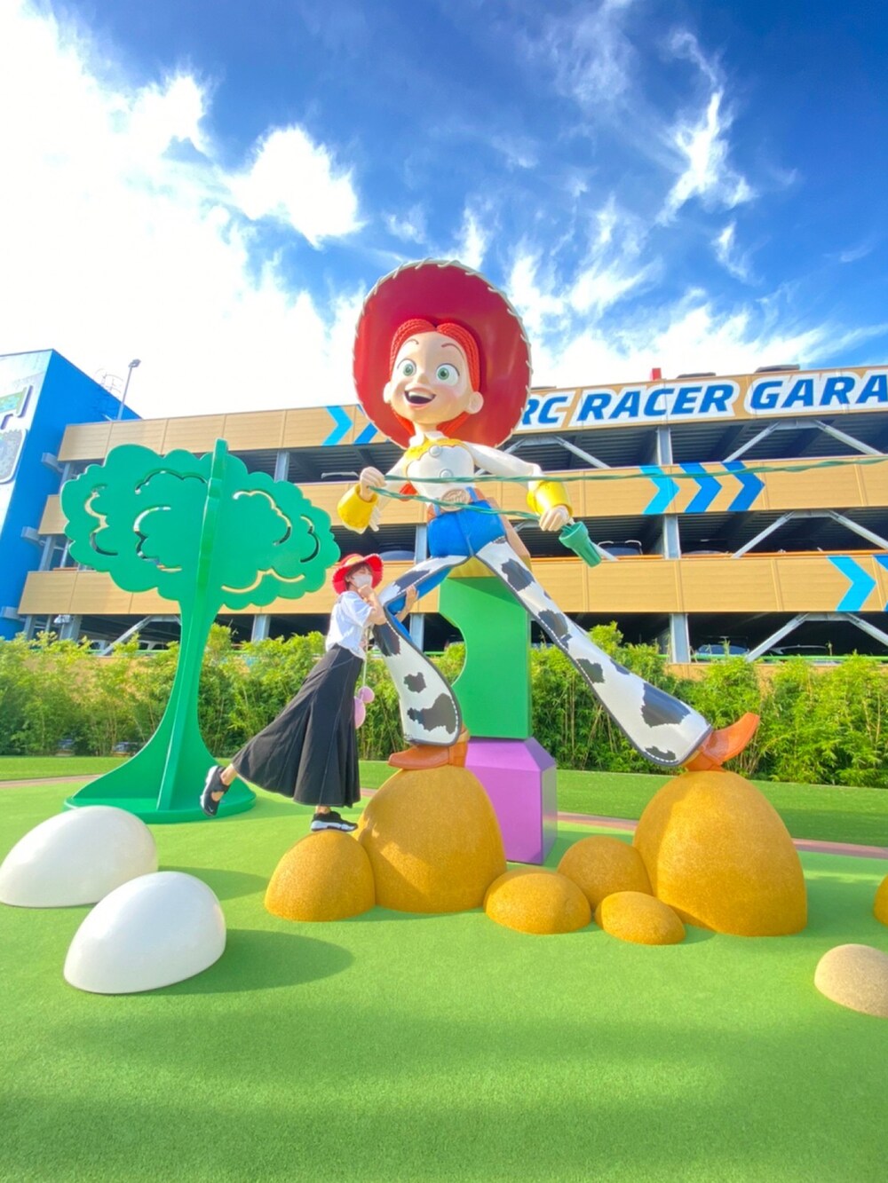 ブラック系のサンダル、ブラック系のスカートを着用したレディースの夏コーディネートの4枚目の写真