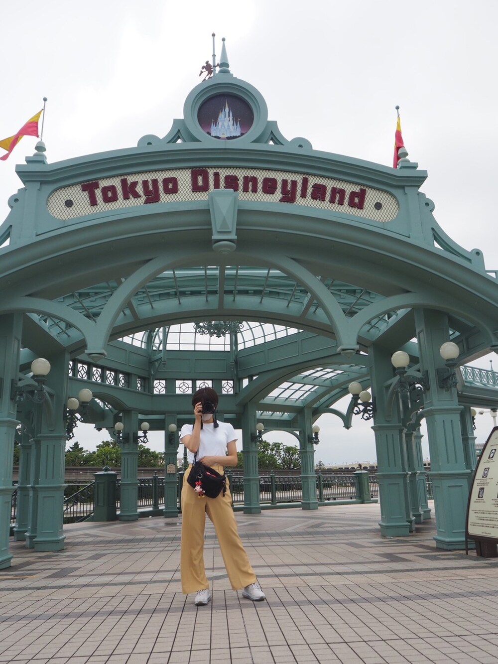 ホワイト系のTシャツ/カットソー、イエロー系のその他パンツを着用したレディースの春コーディネートの2枚目の写真