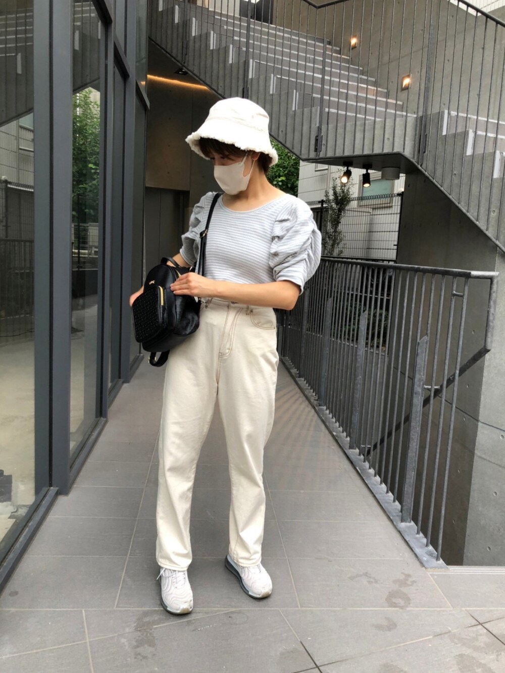 ブルー系のTシャツ/カットソー、ホワイト系のスニーカー、ホワイト系のデニムパンツを着用したレディースの夏コーディネートの2枚目の写真