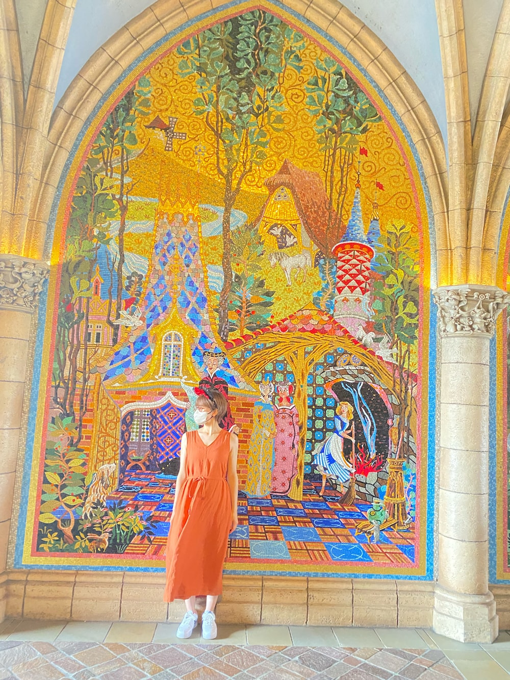 オレンジ系のワンピース、ホワイト系のスニーカーを着用したレディースの夏コーディネートの2枚目の写真