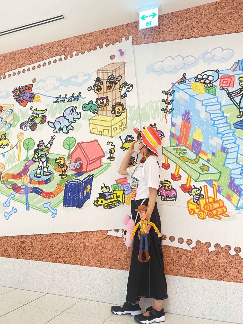 ブラック系のサンダル、ブラック系のスカートを着用したレディースの夏コーディネートの2枚目の写真