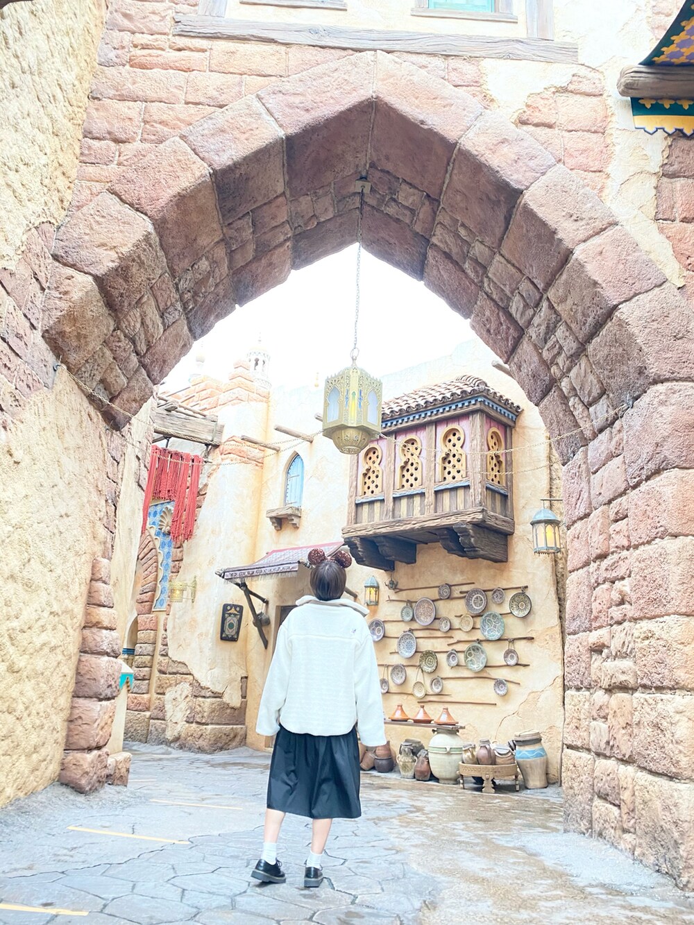 ブラック系のワンピース、ブラック系のローファー、ホワイト系のブルゾンを着用したレディースの春コーディネートの2枚目の写真