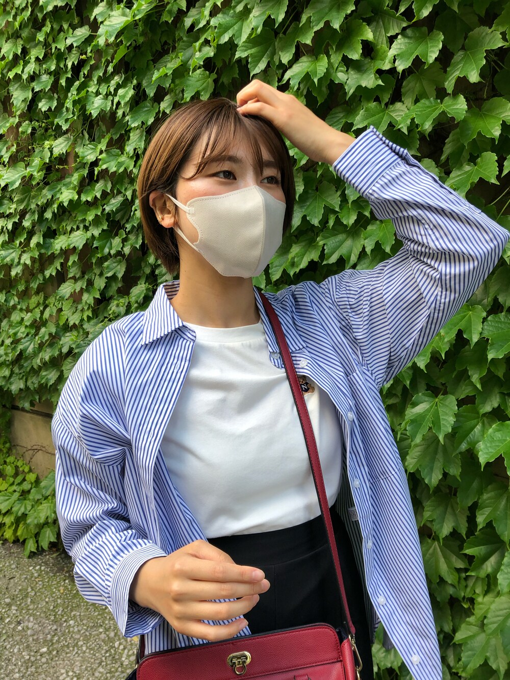ブラック系のスカート、ホワイト系のスニーカー、ブルー系のシャツ/ブラウスを着用したレディースの夏コーディネートの5枚目の写真
